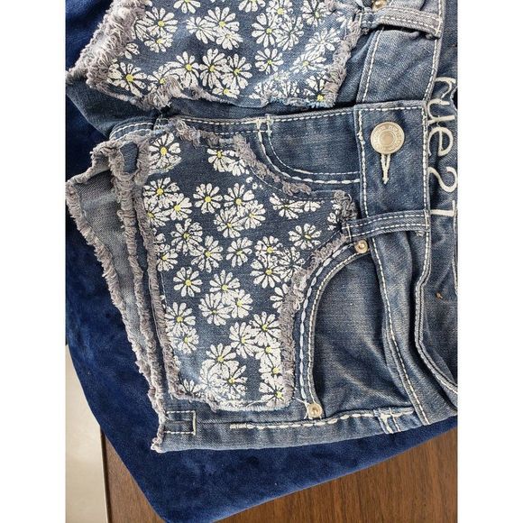 Rue21 Junior's Daisy Dukes Cut Off Distressed Jean Shorts Size 1/2 - Picture 9 of 12